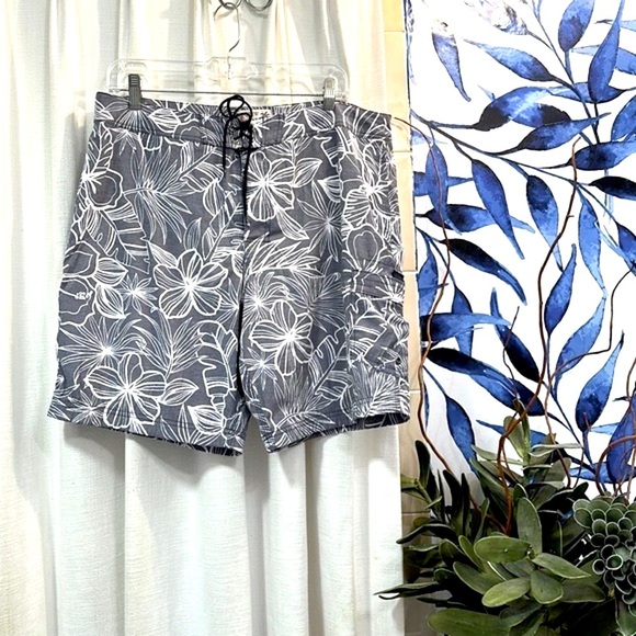 Men’s J. Crew Flex Swimwear Gray & White Hawaiian Design Board Shorts Size 35 - Picture 1 of 6